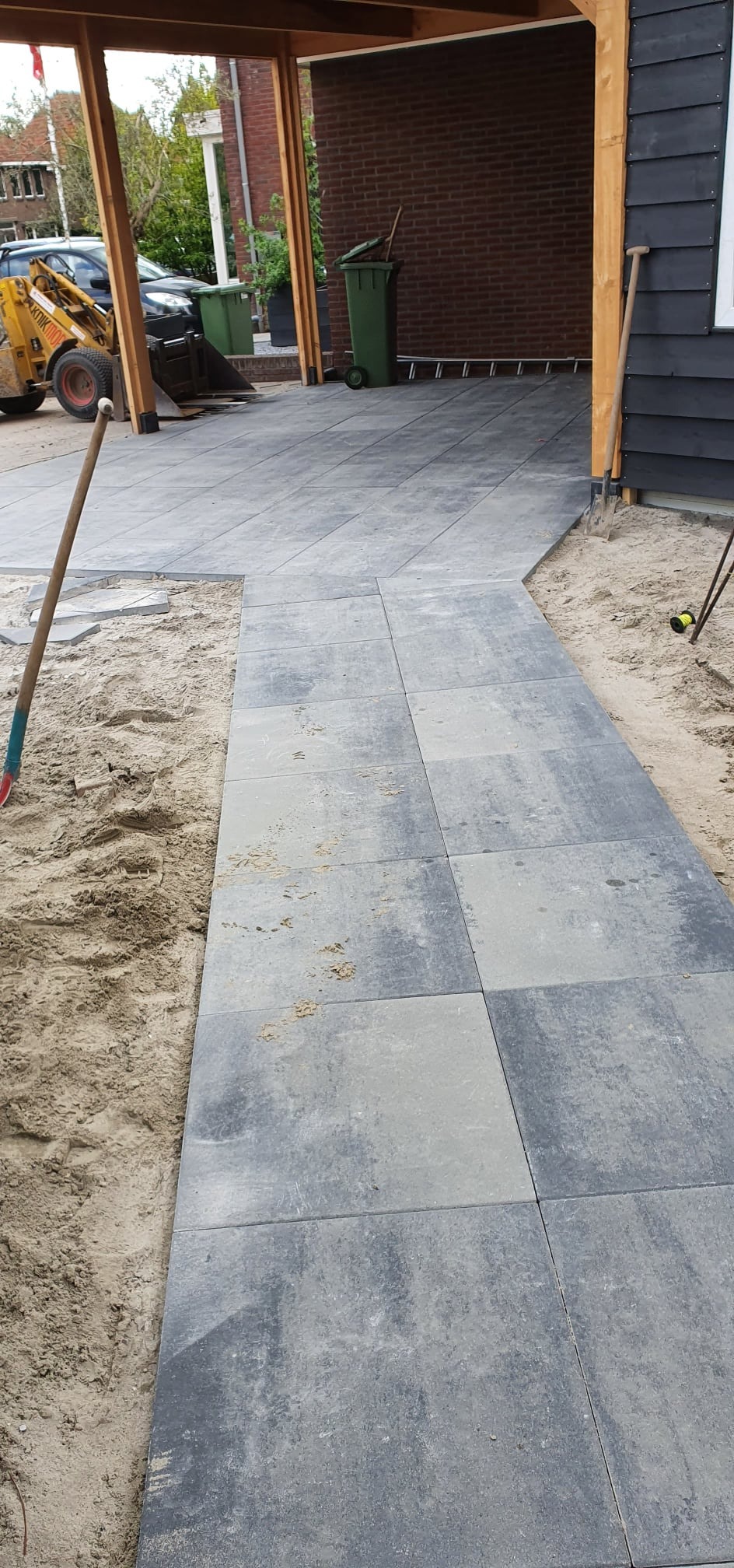 Strak straatwerk onder houten overkapping
