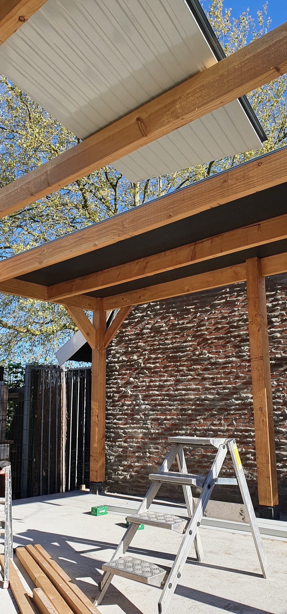 Dakconstructie van overkapping geplaatst